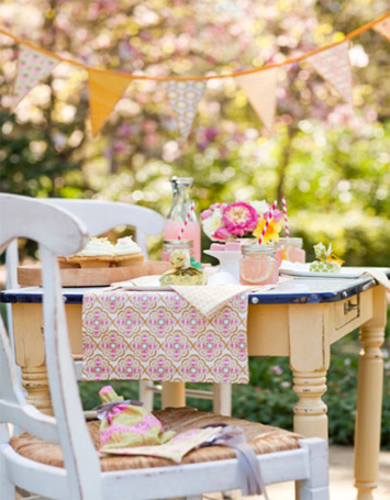 стол в саду